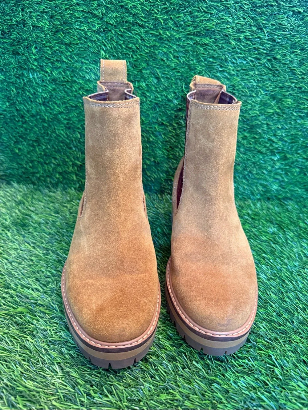 Timberland woman Tan Suede Chelsea Boots - Classic Slip-On Style size 6.5